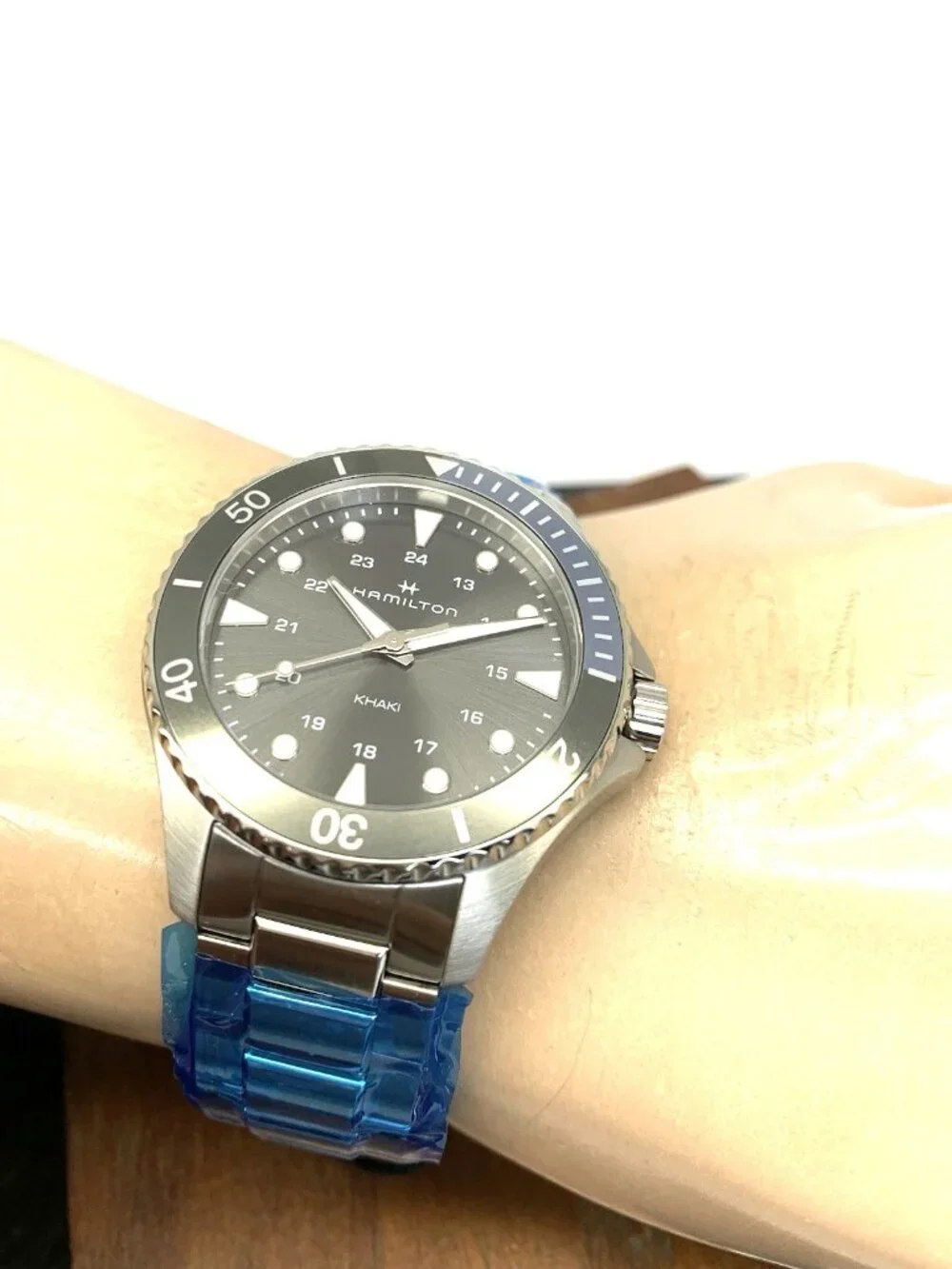 Hamilton Unisex Watch H82211181 Khaki Navy Scuba Swiss Quartz Silver Steel 37mm